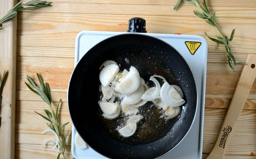 1. Этап. Молочная свинина с розмарином: Затем кусок мяса отложите на тарелку и займитесь приготовлением соуса. Выложите лук, нарезанный полукольцами. Обжарьте до прозрачности.