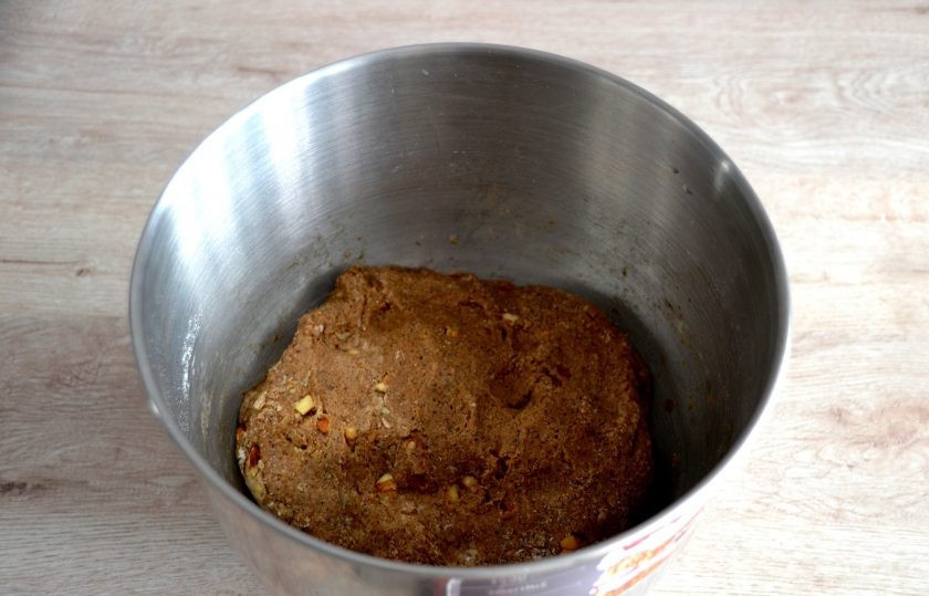 1. Этап. Хлеб Земгальский: Замешанное тесто накройте пищевой пленкой, поставьте в теплое место для брожения на 1,5 часа.