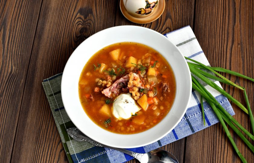 1. Этап. Рассольник с копченостями: Подавайте рассольник горячим со сметаной. Приятного аппетита!