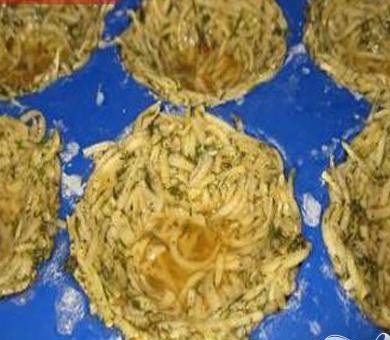 1. Этап. Гнезда с красной рыбой: 2. В силиконовой форме, куда мы выложили картофельную массу, формируем корзинки. Корзинки получаются больше похожими на птичьи гнезда.