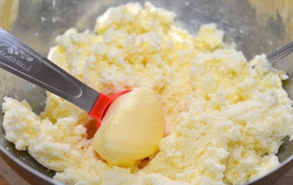 1. Этап. Сдобные пирожки с творогом: В эту массу выкладываем размягченное сливочное масло (1 ст.л), ванильную эссенцию и сахарную пудру.