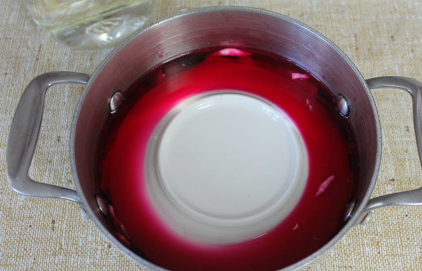 1. Этап. Заварная капуста на зиму: Через 2 дня убираем гнет. Маринада стало больше, капуста приобрела цвет, пряный вкус и аромат.