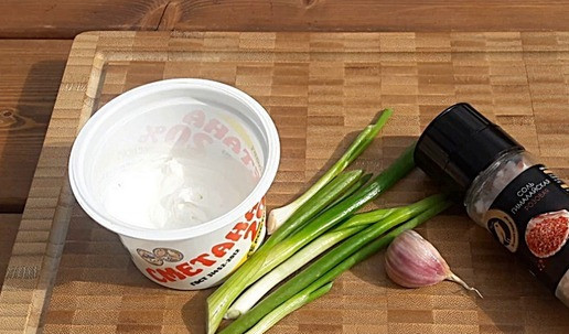 1. Этап. Куриные ножки с картошкой из тандыра: Для соуса смешать сметану, чеснок, зеленый лук, соль. Переложить в соусник.