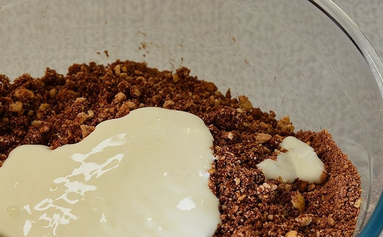 1. Этап. Сладкая колбаса в домашних условиях: 3. Дальше добавляем какао и сметану, перемешаем.