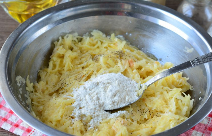 1. Этап. Картофельные шницели: Всыпьте муку.