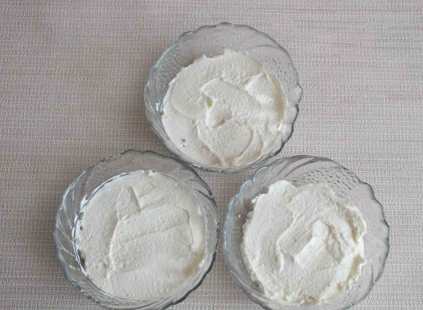 1. Этап. Ленивый чизкейк: Далее разложите крем.