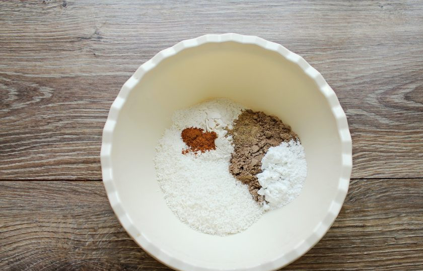 1. Этап. Кето-шарлотка с яблоками: В миске смешайте льняную муку, кокосовую стружку, разрыхлитель, ванильный сахар, корицу и глютен.