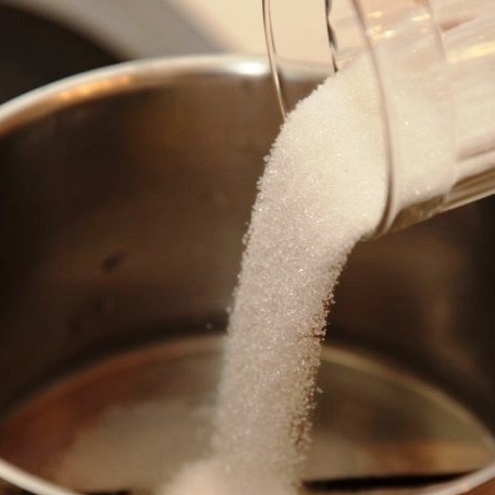 1. Этап. Маринованные сливы: В ту же кастрюльку добавляем сахар.