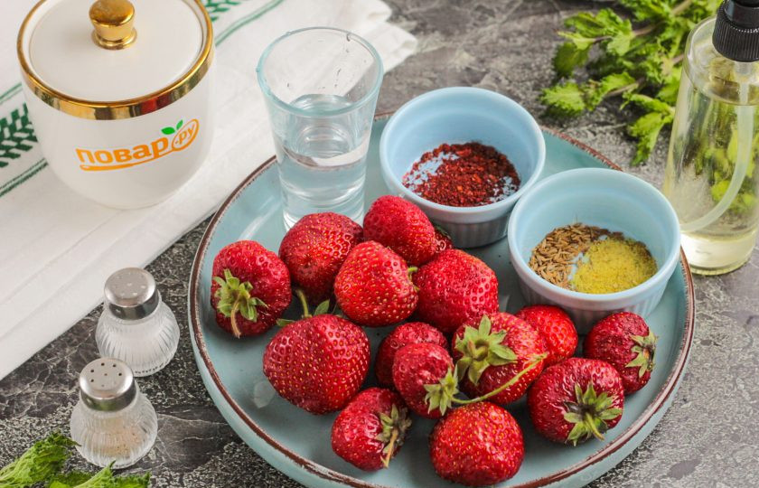 1. Этап. Соус из клубники к мясу: Подготовьте указанные продукты. Клубнику лучше всего выбирать не сочную, чтобы не пришлось долго уваривать соус.