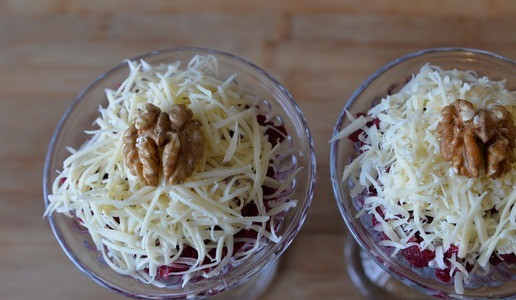 1. Этап. Салат Чингисхан: Завершающим слоем кладём сыр, тёртый на мелкой тёрке. Украшаем по желанию. Я просто положила ядра грецких орехов.