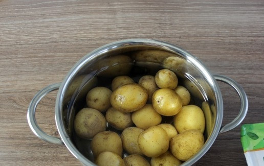 1. Этап. Индейка запеченная с картошкой бэби: Картофель бэби хорошо вымыть, отварить, буквально 3 минуты, до полуготовности.