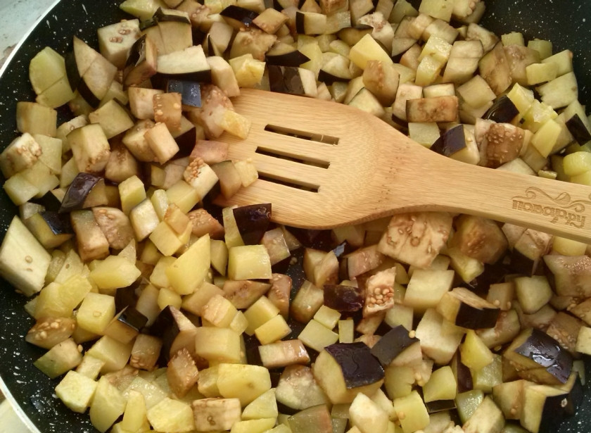 1. Этап. Аджапсандали: 4. Затем в картофель добавим баклажаны. Жарьте овощи на сильном огне еще около 5-7 минут.