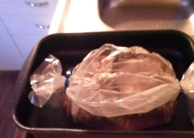 1. Этап. Телятина в рукаве для запекания: Перекладываем телятину в рукав для запекания. Готовим в духовке 15 минут при температуре 240 градусов, затем уменьшаем температуру до 180, выпекаем еще 30 минут.