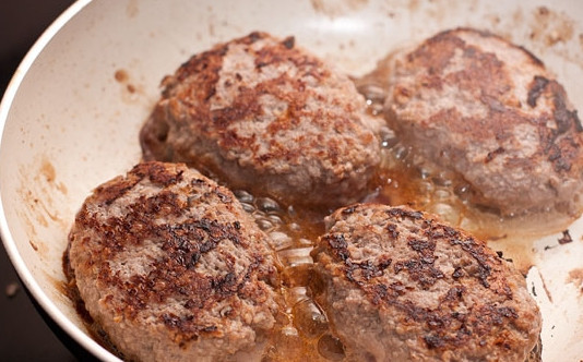 1. Этап. Диетические котлеты из говядины: 6. Жарить котлеты лучше на медленном огне под крышкой. За 5 минут до готовности крышку можно снять и поджарить их до золотистой корочки. Также можно их отправить в духовку, чтобы они дошли там.