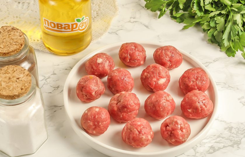 1. Этап. Кукурузный суп с фрикадельками: В это время половинку лука натрите на терке с мелкими ячейками прямо в фарш, всыпьте щепотку соли и молотого черного перца. Тщательно отбейте фарш, беря его в руку и кидая обратно в тарелку. Это делается для того, чтобы выбить из него пузырьки воздуха и склеить волокна мяса между собой. Если не хотите отбивать, то вмешайте в фарш белок куриного яйца. Без этих двух манипуляций фрикадельки в горячем бульоне могут распасться на части. Затем сформируйте из фарша небольшие колобочки.