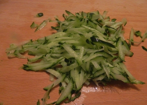 1. Этап. Овощной рулет из лаваша с адыгейским сыром: Огурец трем на крупной терке.