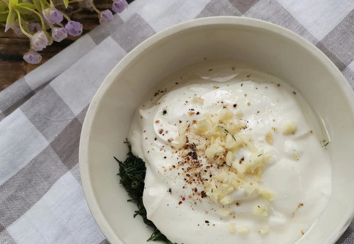 1. Этап. Сметанно-ореховый соус: измельчённый чеснок, соль и смесь четырёх перцев.