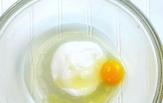 1. Этап. Маффины на завтрак: 1. Разогрейте духовку до 175 градусов. В миску положите 95 г сахара, яйца, растительное масло и ванилин.