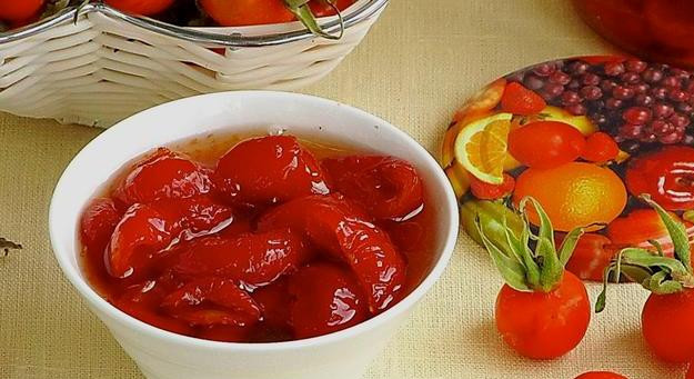 1. Этап. Варенье из шиповника в мультиварке: 4. По окончанию тушения разливаем по подготовленным стерильным баночкам и закатываем на зиму. Или остужаем и кушаем так.