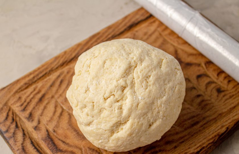 1. Этап. Творожные рогалики с вишней: Замесите мягкое тесто. Заверните его в пленку и уберите в холодильник на 15-30 минут.