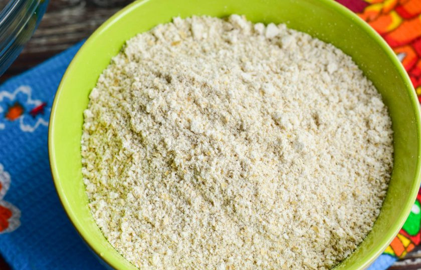 1. Этап. Овсяное песочное печенье: В кофемолке перекрутите хлопья.