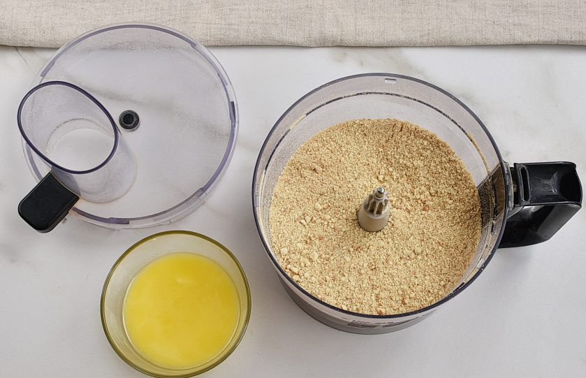 1. Этап. Торт из творога: В кухонном комбайне пробейте печенье в пульсовом режиме в крошку.