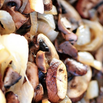 Жареные шампиньоны с луком