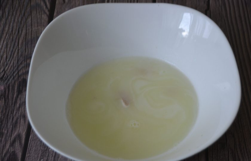 1. Этап. Оладьи на сыворотке без яиц: В теплую молочную сыворотку положите соль, сахар.