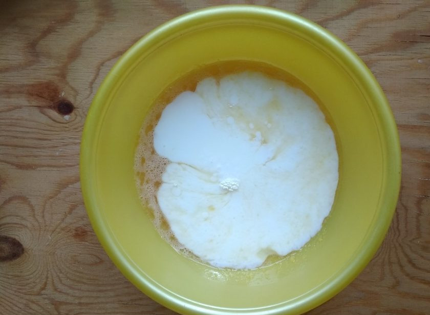 1. Этап. Оладьи с абрикосом: 3. Затем влейте кефир и разрыхлитель.