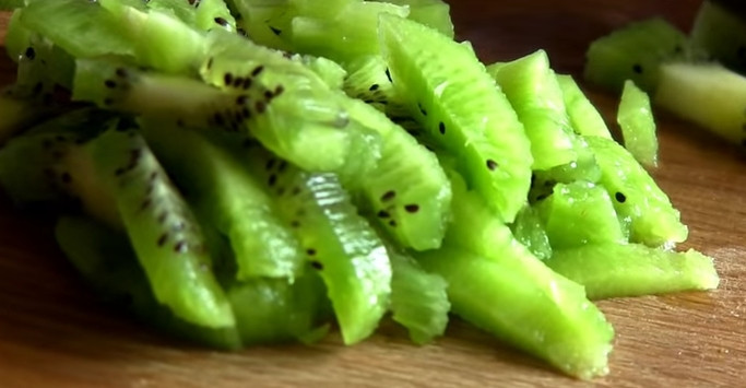 1. Этап. Слоеный салатик с курицей и киви: 4. Киви чистите от кожуры и нарежьте соломкой или кубиками.