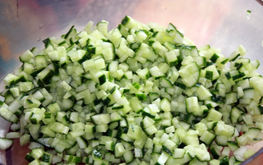 1. Этап. Холодник на квасе: Свежие огурчики нужно порезать как можно мельче. Если у них жесткая шкурка, ее лучше срезать.