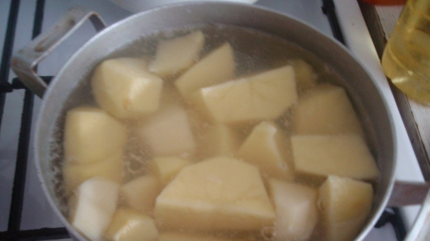 1. Этап. Картофельные котлеты с капустой постные: 1. Картошку отварим, остудим, добавим к ней муку и делаем пюре, которое можно было бы лепить. Я для этого понемногу вливаю масло, чтобы придать нужную консистенцию. Специи - по вкусу.