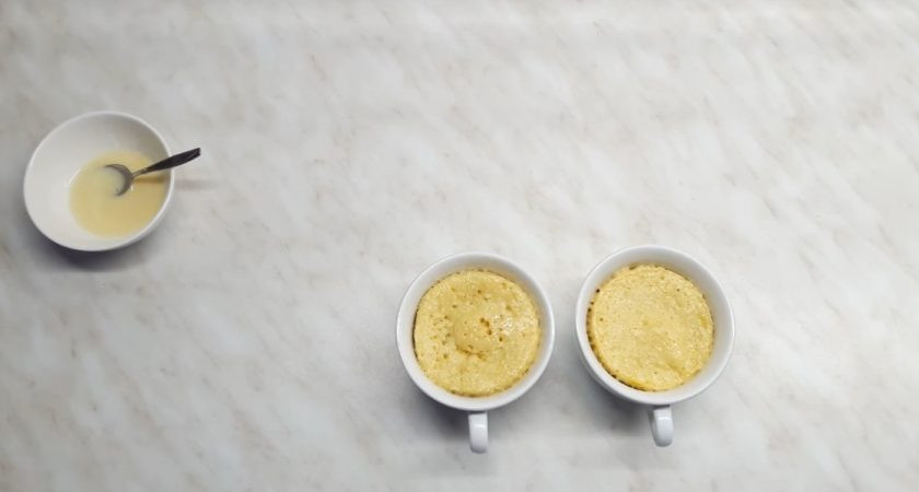 1. Этап. Кокосово-лимонный кекс в микроволновке: 3. В каждую кружечку выложите по 2 ст. ложки теста, затем ложку сгущенного молока, потом снова 1 ст. ложку теста. Выпекайте в микроволновой печи в режиме 