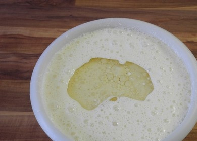 1. Этап. Блины с моцареллой: 3. На последнем этапе добавьте в мисочку растительное масло, чтобы блины с моцареллой в домашних условиях жарились хорошо и не приставали к сковороде.