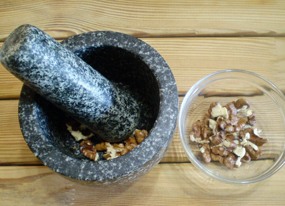 1. Этап. Овощной салат Здоровье: 3. Очистить орехи. В ступке истолочь.