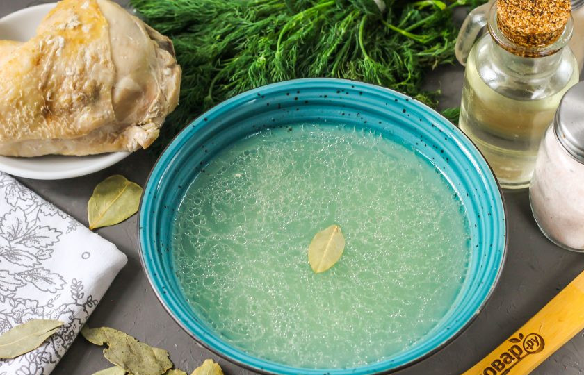 1. Этап. Бульон из куриных окорочков: Разлейте горячий бульон в глубокие тарелки или пиалы, подайте к столу с хлебом, сухариками, чесночными гренками и т.д.