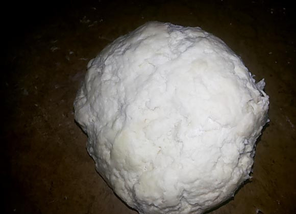 1. Этап. Торт Наполеон старый: Потом влейте сметанную смесь к муке. Быстро замешайте тесто. Сделайте из него колобок. Оставьте тесто на 30 минут. Затем уберите его в целлофане в холодильник на 1 час.