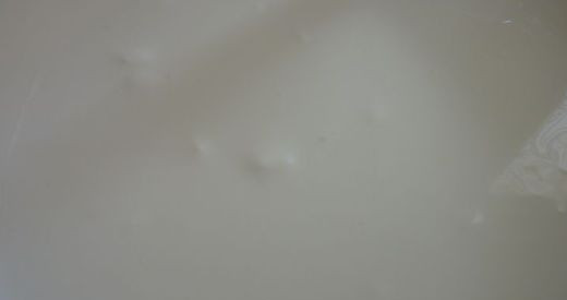 1. Этап. Чизкейк с ягодами: Приготовьте желатин по инструкции на упаковке. Затем смешайте его с йогуртом. В другой посуде взбейте миксером сыр. Затем соедините творожный сыр, йогурт с желатином, сахарную пудру, ванилин, щепотку соли. Смесь взбейте миксером.