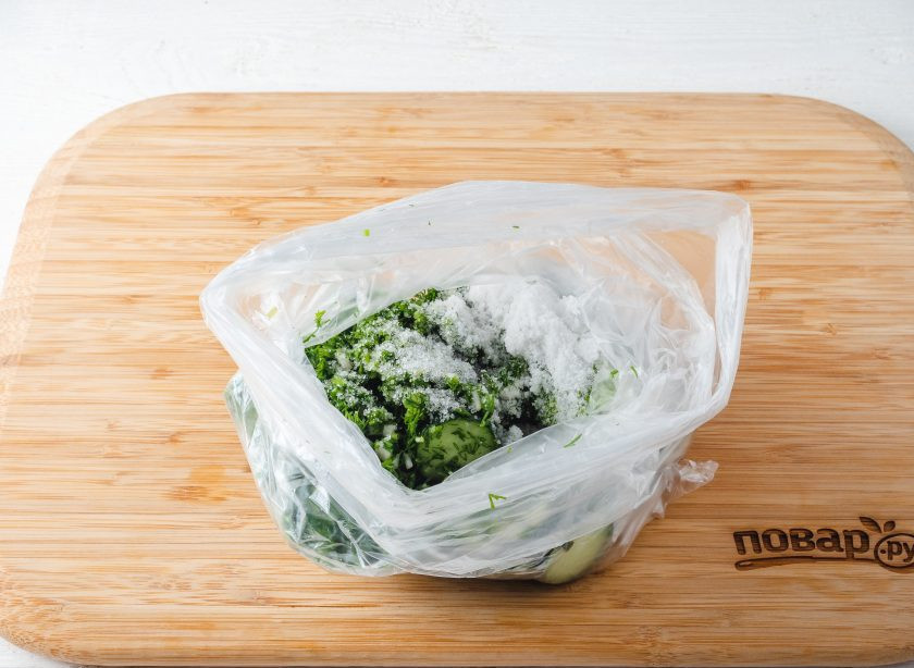 1. Этап. Малосольные огурчики в пакете: Также в пакет добавьте рубленный укроп с чесноком, соль и сахар.