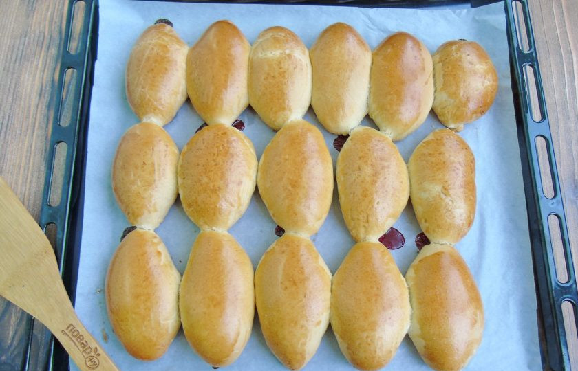 1. Этап. Пирожки с яблоками и вишней: Пеките пирожки в духовке, заранее разогретой до 175-180 градусов 45-50 минут.