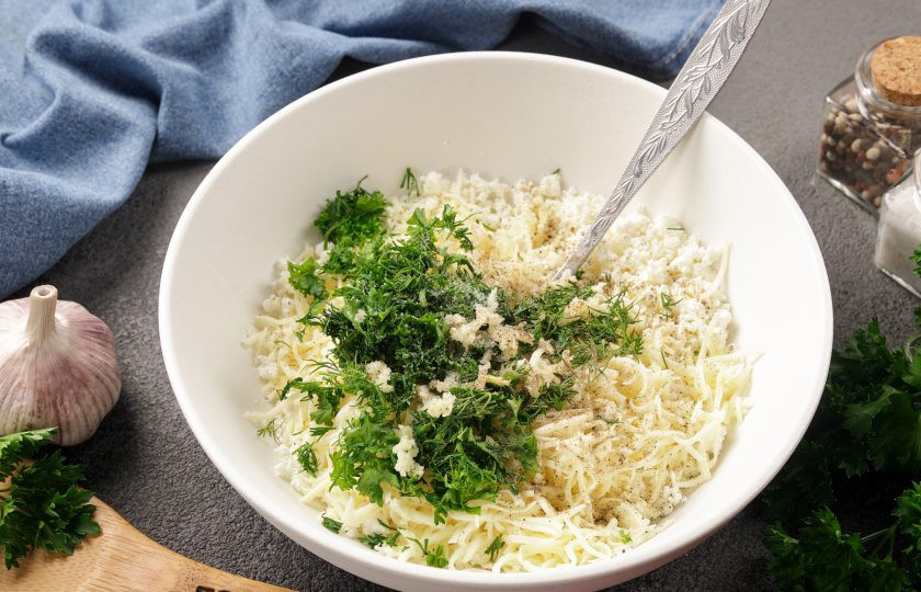 1. Этап. Цветы тыквы в кляре: К творогу добавьте любую свежую зелень и давленый зубчик чеснока. Соль и перец добавьте по вкусу.