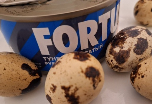 1. Этап. Лёгкий салат с копченым сыром и тунцом: Перепелиные яйца отварить, порезать на половинки