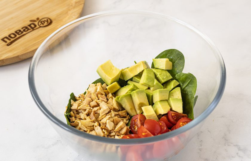 1. Этап. Салат Колибри: Помидоры черри нарежьте на 4 части. Авокадо очистите от кожуры, удалите косточку и нарежьте на ломтики среднего размера. Копченую курицу мелко нарежьте.