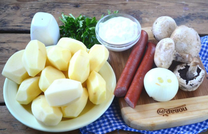1. Этап. Охотничьи колбаски с картофелем и шампиньонами в горшочках: Подготовьте все необходимые ингредиенты. Картофель очистите и ополосните, грибы и лук также очистите.