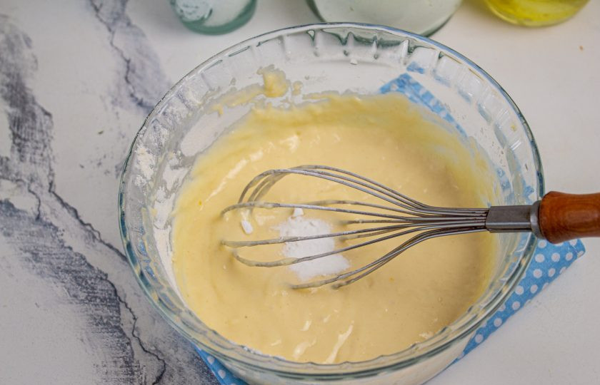 1. Этап. Ванильные оладьи: В самом конце мы просеиваем в тесто соду и быстро, но тщательно перемешиваем его, чтобы сода равномерно распределилась.