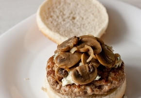 1. Этап. Гамбургер с сыром: 5. Сверху разложите грибы.