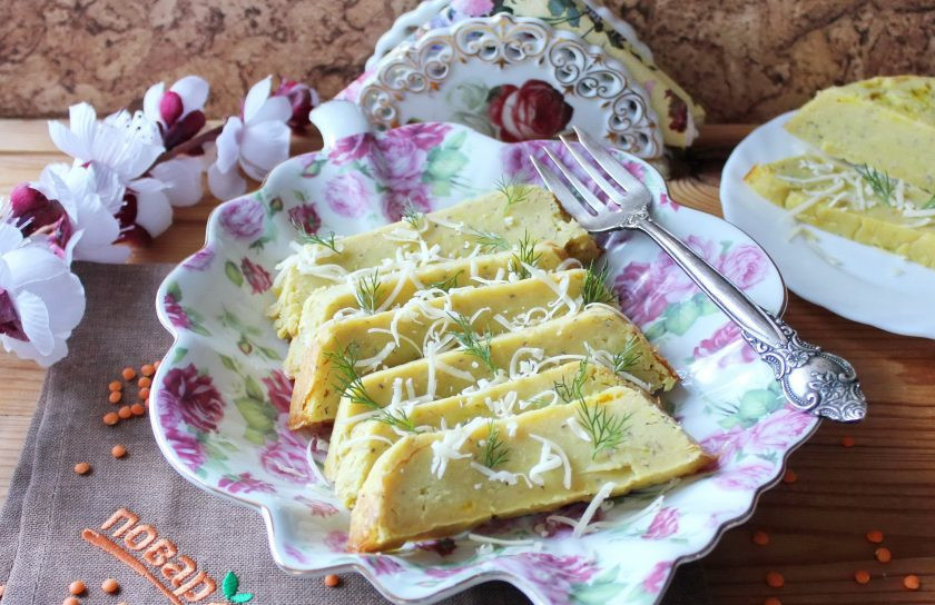 1. Этап. Запеканка из чечевицы: Готовую запеканку немного охладите, нарежьте и подавайте к столу.