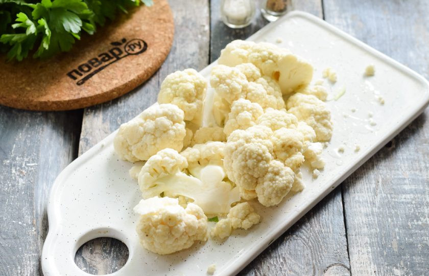 1. Этап. Цветная капуста в беконе: Цветную капусту ополосните и просушите, после нарежьте крупными соцветиями.