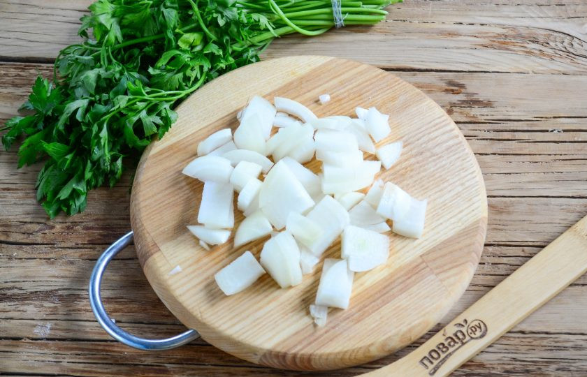 1. Этап. Фаршированные томаты Сеньор Помидор: Лук мелко порубите ножом. Чеснок можно пропустить через пресс, а можно также мелко порубить.