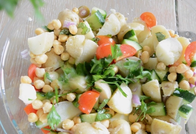 1. Этап. Картофельный салат с соусом Тцатцики: 9. Смешайте все подготовленные овощи, сыр, петрушку и базилик.